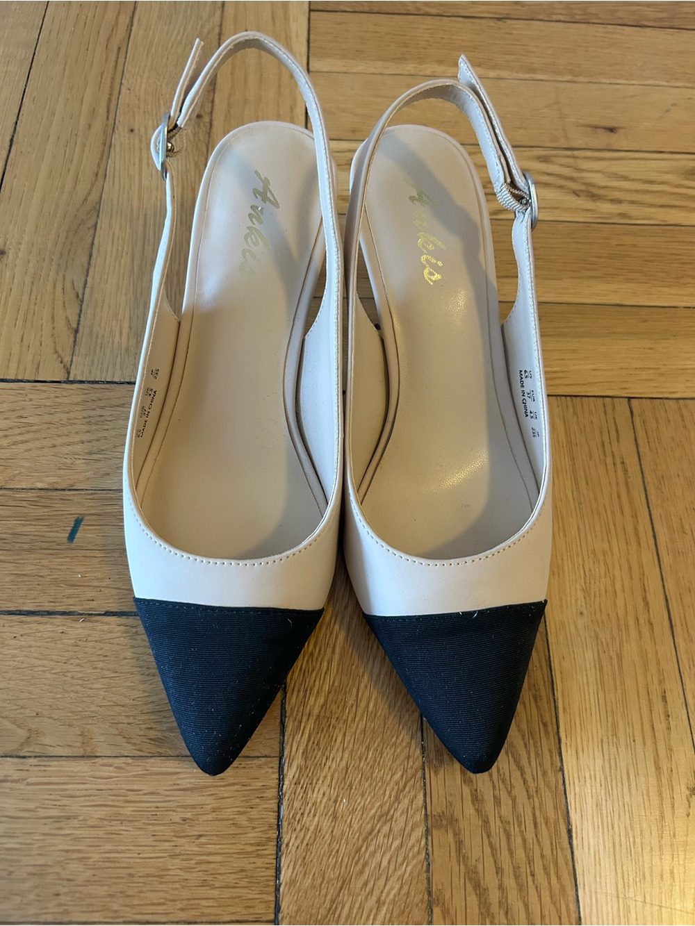 Chic Two-Tone Slingback Pointed Pumps in White and Black
